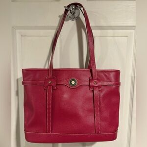 Dooney & Bourke Logo Lock tote bag in fuchsia pebble grain leather